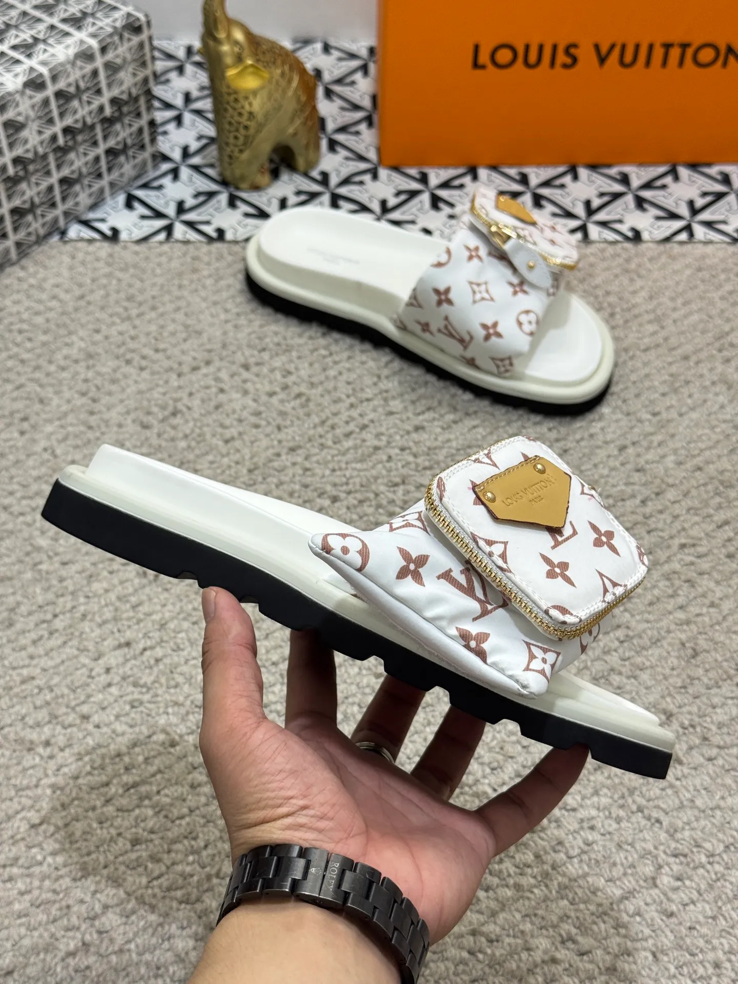 Men's shoes 💰400 [New style] 🦇🦇Top original order [Louis Vuitton] Couple style 👫Spring and summer style🎯🎯As an active family in the fashion industry ⭐ Lv is characterized by bold innovation ⚡Fabric down cloth🔥 Combined outsole, clean and tidy ⚡Fashionable and generous🌹Multiple colors available..Size: 36-44 (45 customized